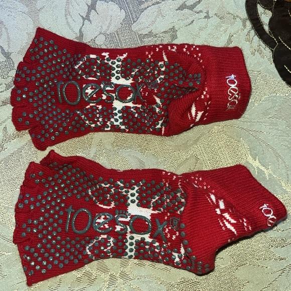 NWOT TOESOX red holiday toesox - Picture 3 of 3